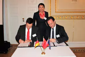 Signing HOA Sharesuite Mr. Reich
